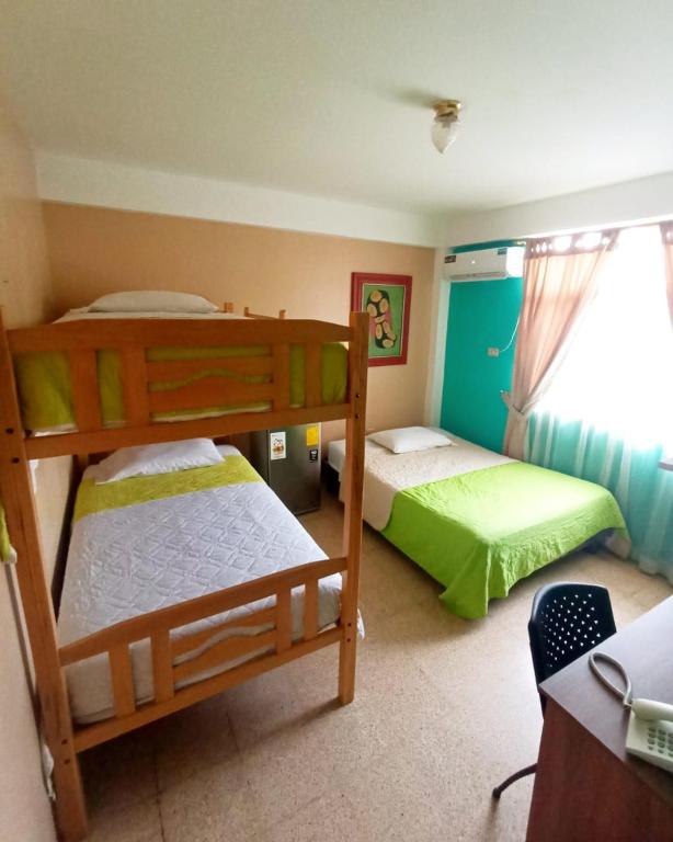 Postel nebo postele na pokoji v ubytování North Star Hostal Guayaquil