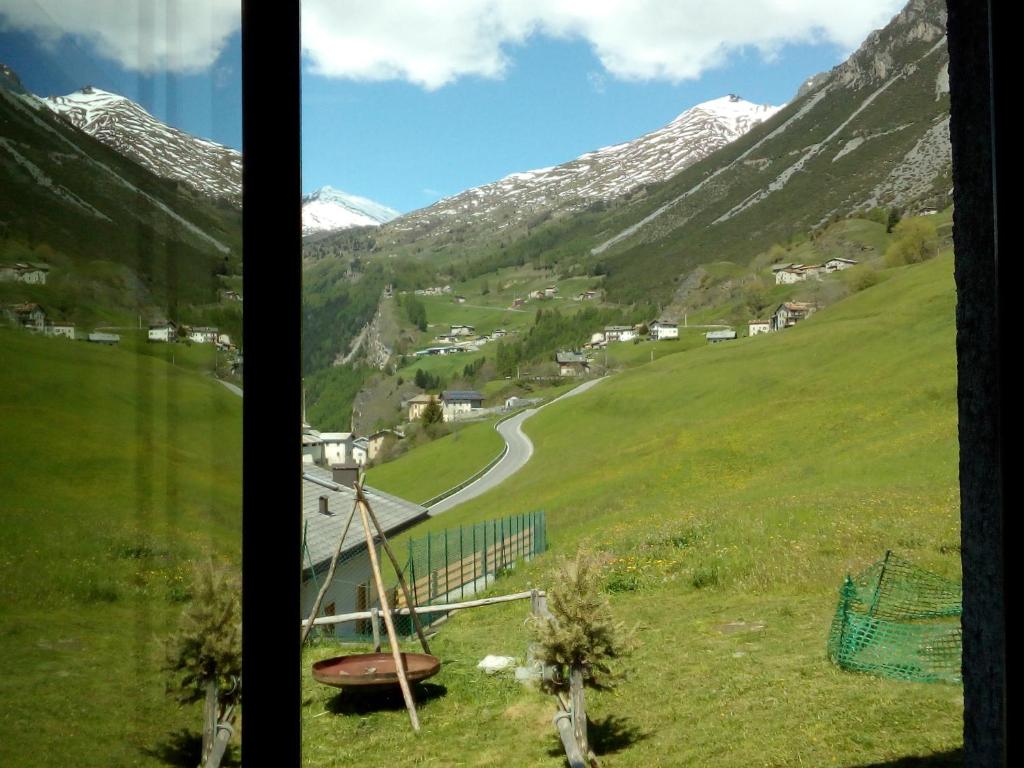 una ventana con vistas a una montaña en Baita Muffe', en Valdidentro