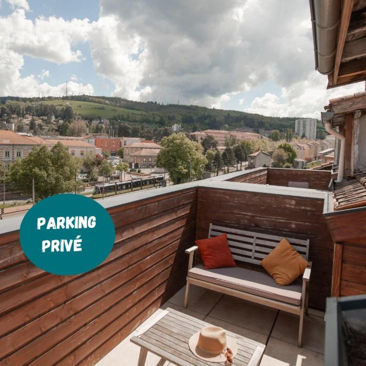 un banc sur un balcon avec vue sur la ville dans l'établissement Le Nid vue et détente à Etienne, à Saint-Étienne