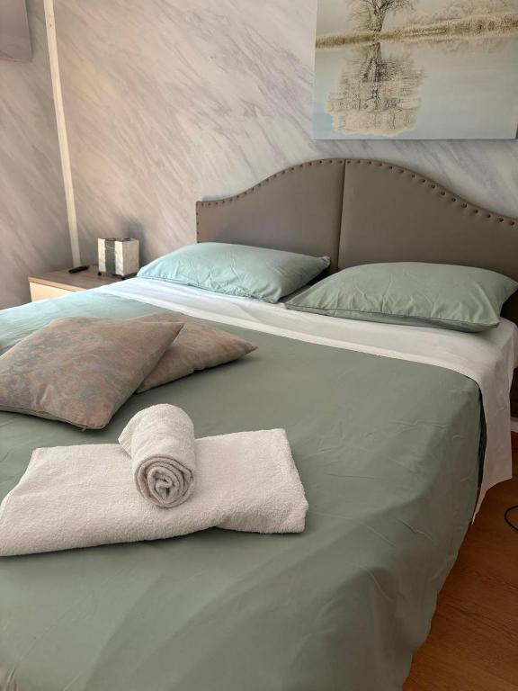 Duca's Guest House - Double Room With Shared Bathroom