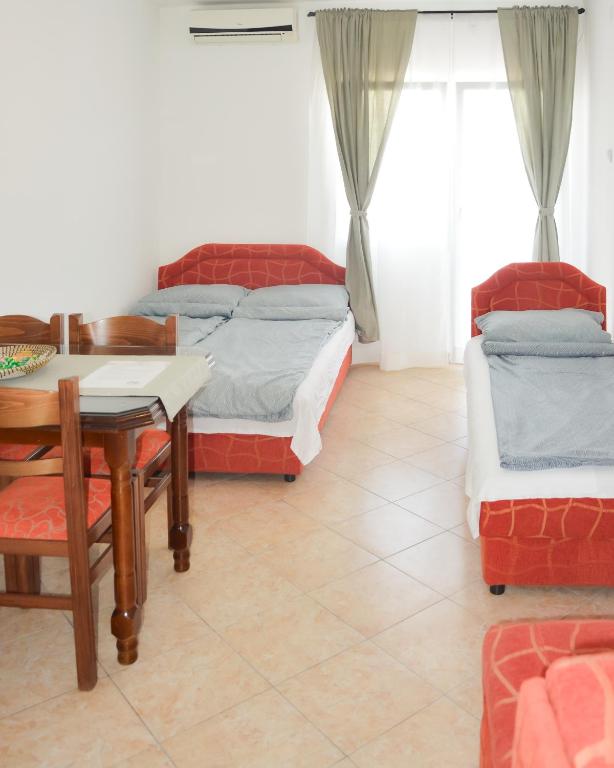 Postel nebo postele na pokoji v ubytování Zlatni Pijesak - Apartmani Čanj