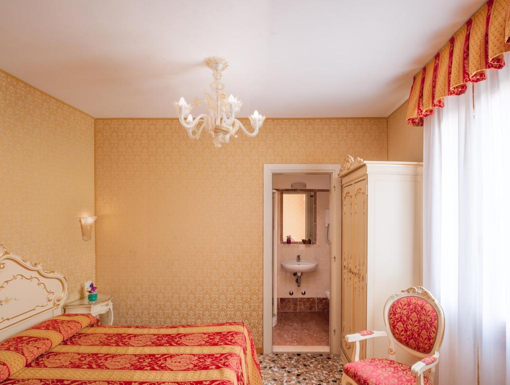 Postel nebo postele na pokoji v ubytování Hotel Il Mercante di Venezia