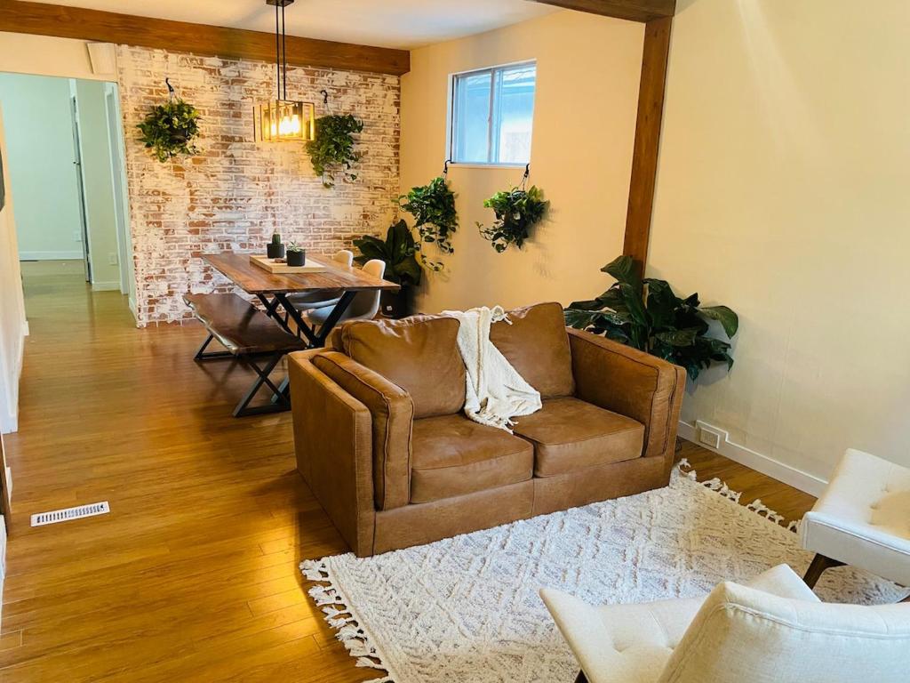 una sala de estar con un sofá y una mesa en Trendy Kensington 3 min Walk Backyard AC Garage, en Calgary
