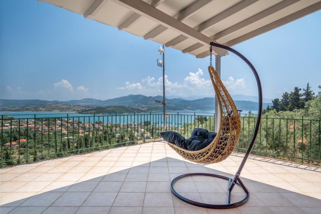 - un hamac sur un balcon avec vue sur l'océan dans l'établissement Villa Melikokia, à Lygia