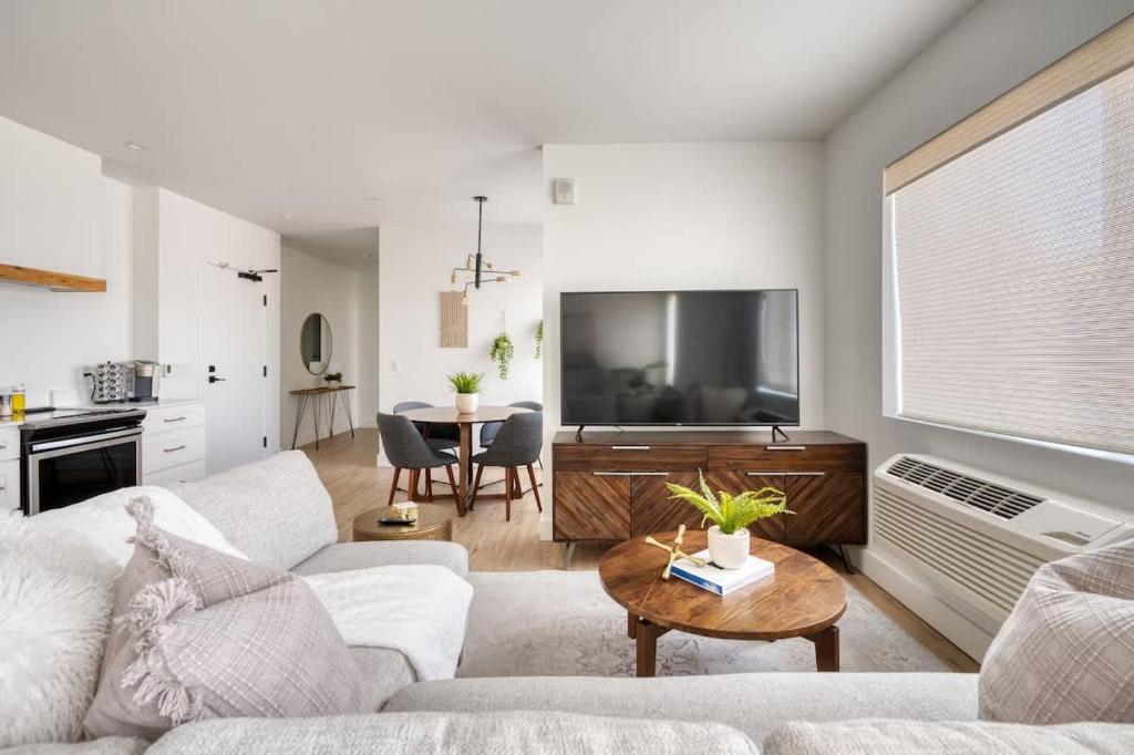 Η κουζίνα ή μικρή κουζίνα στο Stay Portland - City Serenity- Stylish 2-Bed Alberta Haven