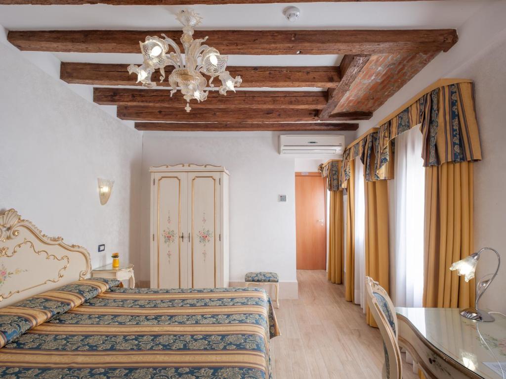 Postel nebo postele na pokoji v ubytování Hotel Il Mercante di Venezia