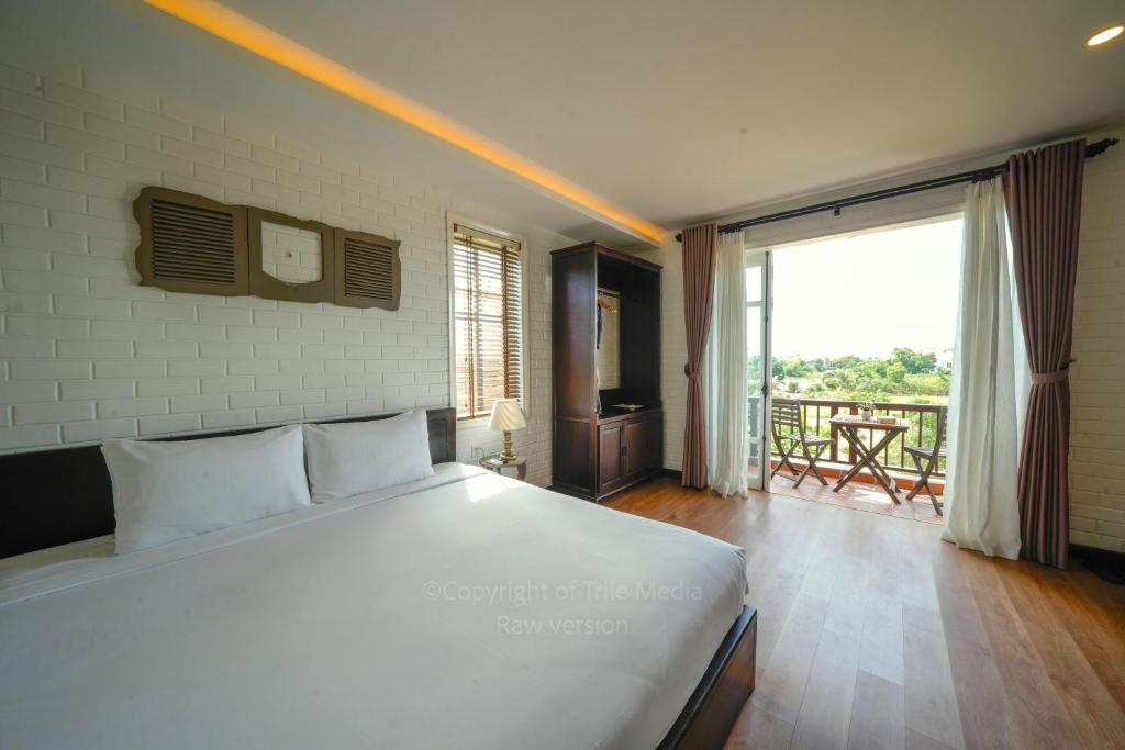 Phòng Deluxe Giường Đôi Có Ban Công