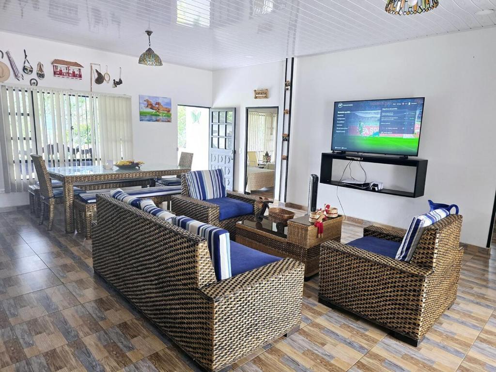 TV a/nebo společenská místnost v ubytování Villa Claudia, La Mesa, Cundinamarca