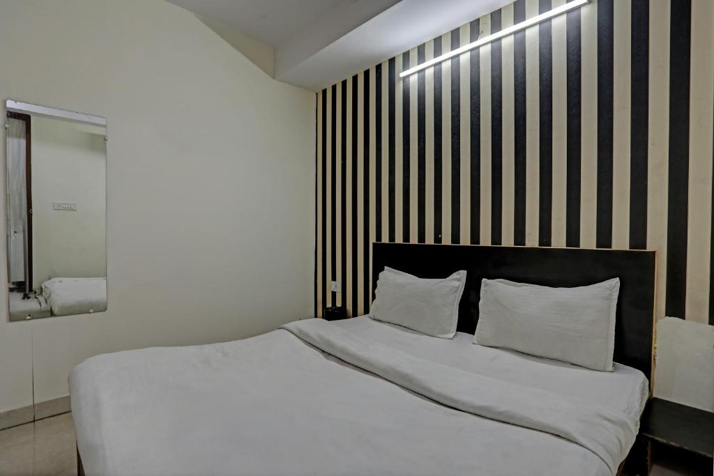 Postel nebo postele na pokoji v ubytování Hotel O Kanak palace