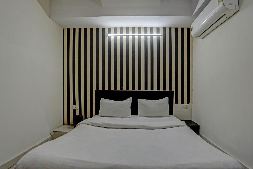 Postel nebo postele na pokoji v ubytování Hotel O Kanak palace