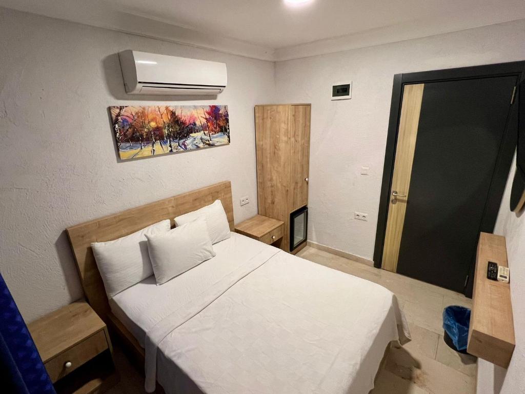 Postel nebo postele na pokoji v ubytování Ados Hotel