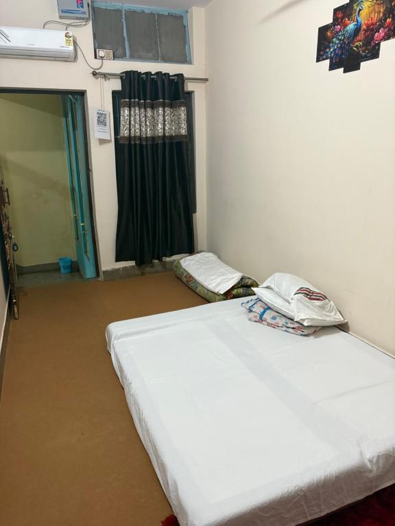 Postel nebo postele na pokoji v ubytování Pankali niwas