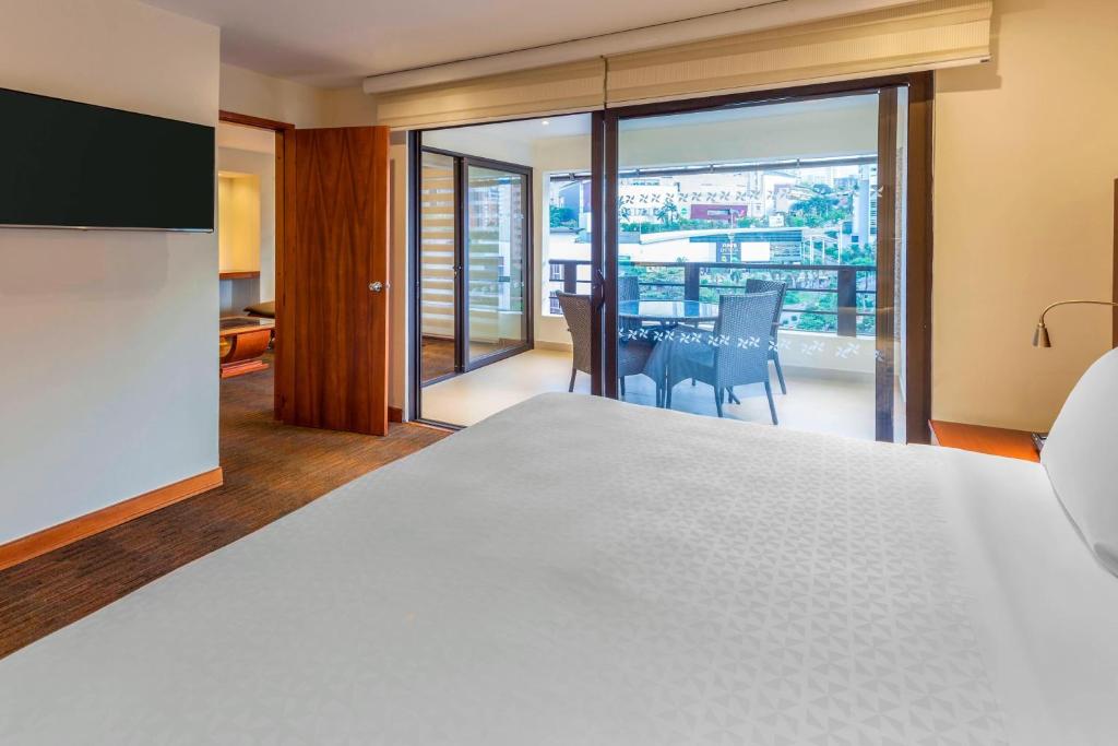 Postel nebo postele na pokoji v ubytování Four Points by Sheraton Medellín