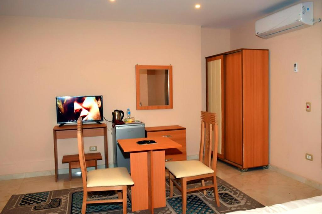 TV a/nebo společenská místnost v ubytování Pyramids Grand View Hotel