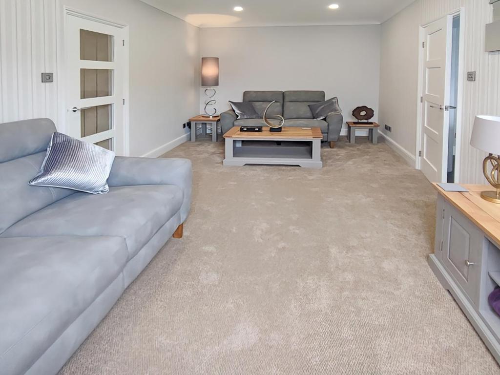 パガムにあるApartment 3 Barton Manor - Uk40088のソファとテーブルのあるリビングルーム