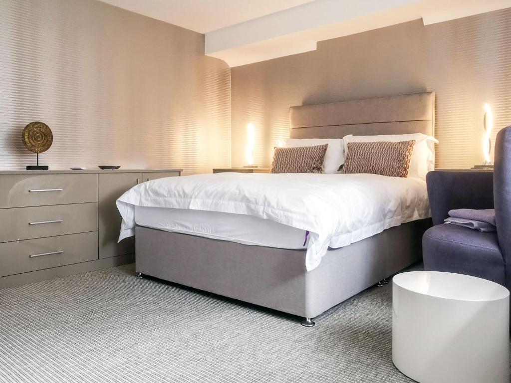 Katil atau katil-katil dalam bilik di Apartment Eight At Barton Manor - Uk39563