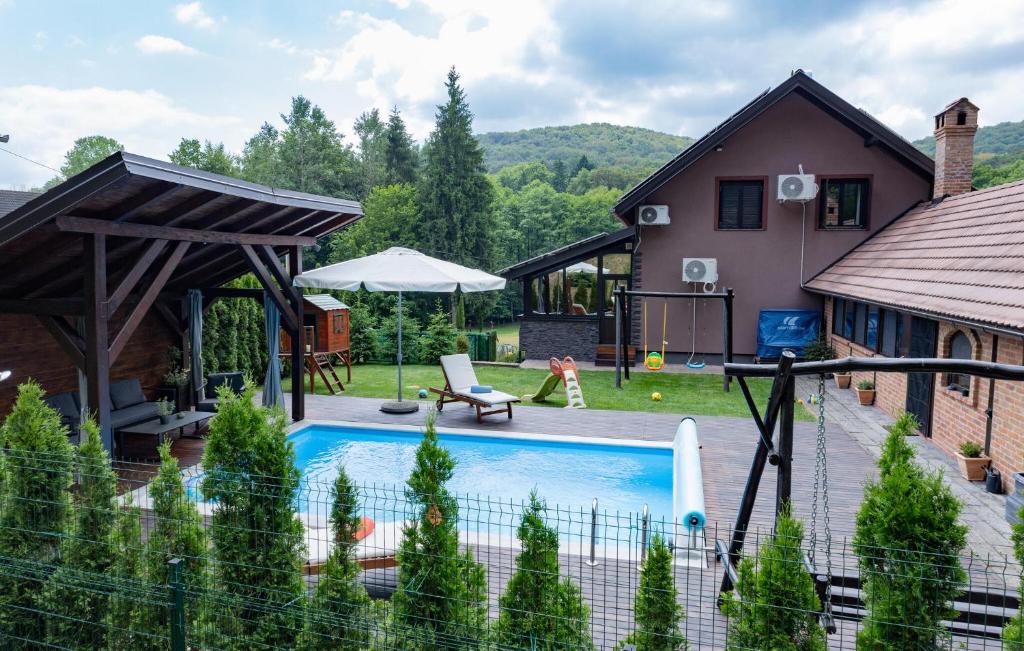Bazén v ubytování Amazing Home In Novo Zvecevo With Sauna nebo v jeho okolí