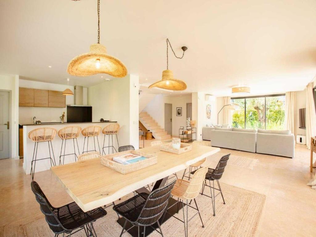 une salle à manger et une cuisine avec une table et des chaises dans l'établissement Elegant House - AC- 5BR -10P - Saint-Tropez, à Saint-Tropez