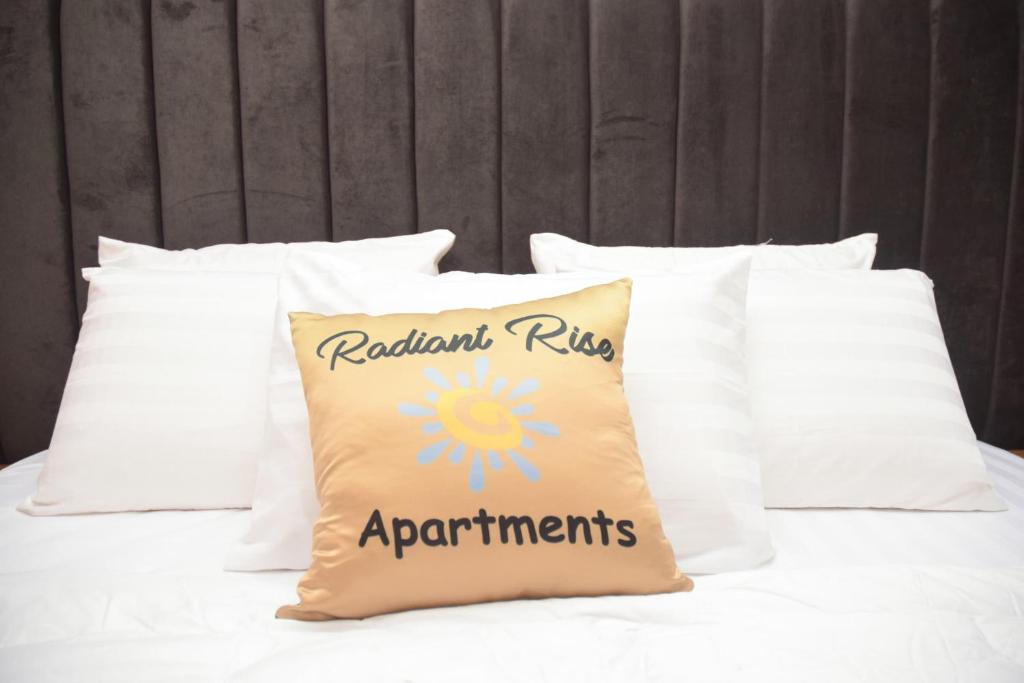 Postel nebo postele na pokoji v ubytování Radiant Rise Apartments