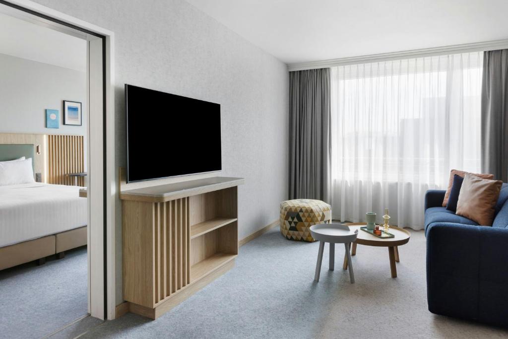 TV a/nebo společenská místnost v ubytování Courtyard by Marriott Zurich North