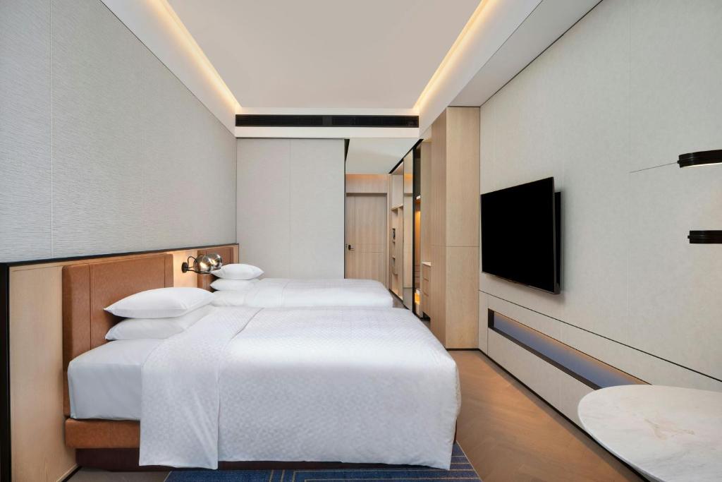 Postel nebo postele na pokoji v ubytování Four Points by Sheraton Suzhou Gusu