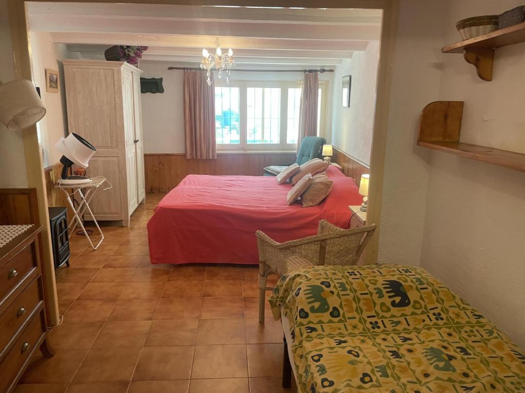 Posteľ alebo postele v izbe v ubytovaní ENCANTADORA CASA DE PESCADORES EN LA PLAYA DE SA TUNA - ES-226-27