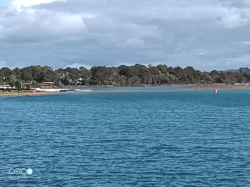 Cozy spacious estuary view three bedroom townhouse - Resim 10