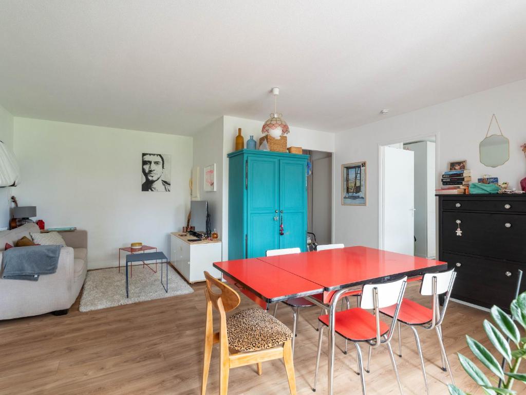 une chambre avec une table, des chaises et une armoire bleue dans l'établissement Charmante Maison Climatisee Biscarrosse 4 voyageurs Parking Inclus - FR-1-319-614, à Biscarrosse
