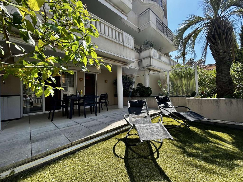 une terrasse avec des chaises et une table dans une maison dans l'établissement Appartement 2 pièces à 5 min de la mer à Golfe-Juan - FR-1-252-200, à Vallauris