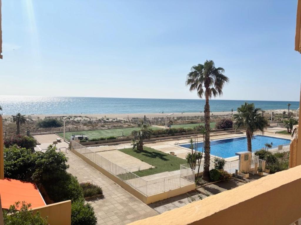 - une vue sur la plage depuis le balcon du complexe dans l'établissement Spacieux T3 47m², 5 Pers, Vue Mer, Ascenseur, Animaux Admis - FR-1-799-59, au Barcarès