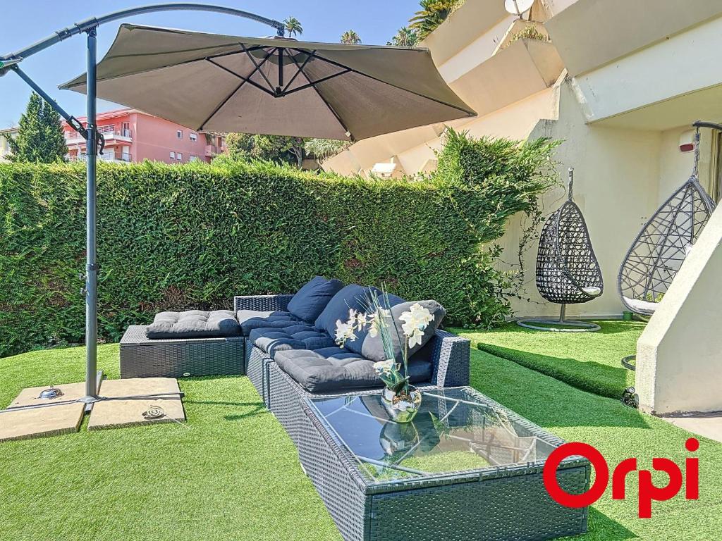 Photo de la galerie de l'établissement Appartement avec terrasse, jardin et piscine à Menton - FR-1-647-47, à Menton