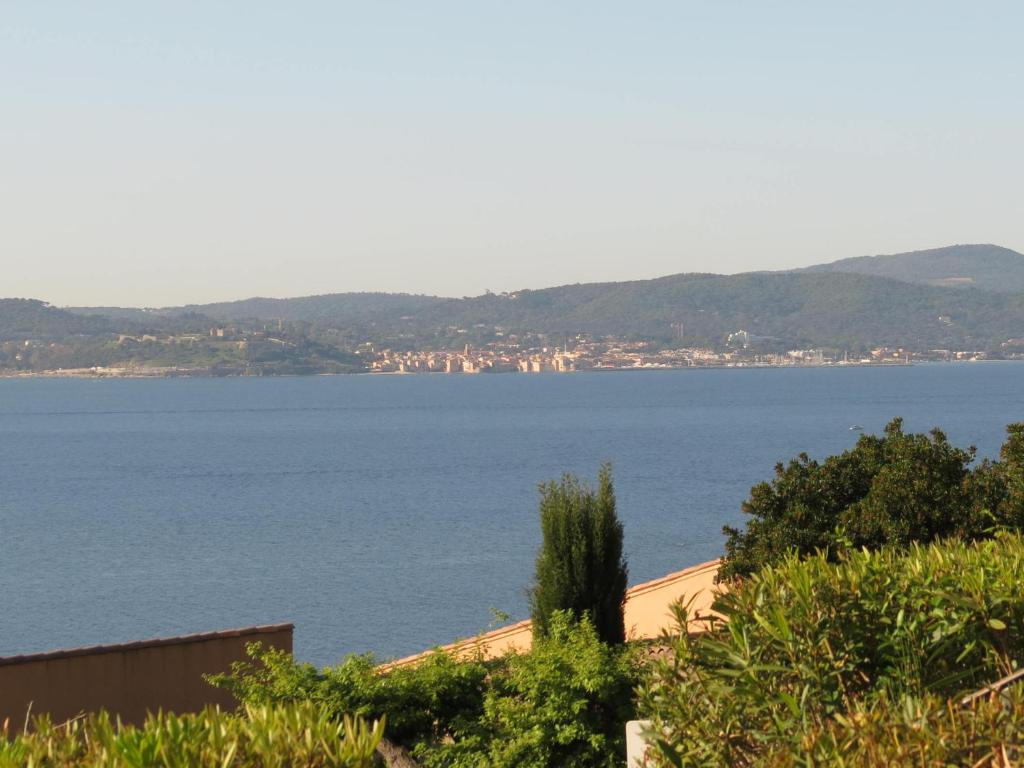 une vue sur une grande étendue d'eau dans l'établissement Appartement 4P avec piscine, garage et climatisation à Sainte-Maxime - FR-1-780-68, à Sainte-Maxime