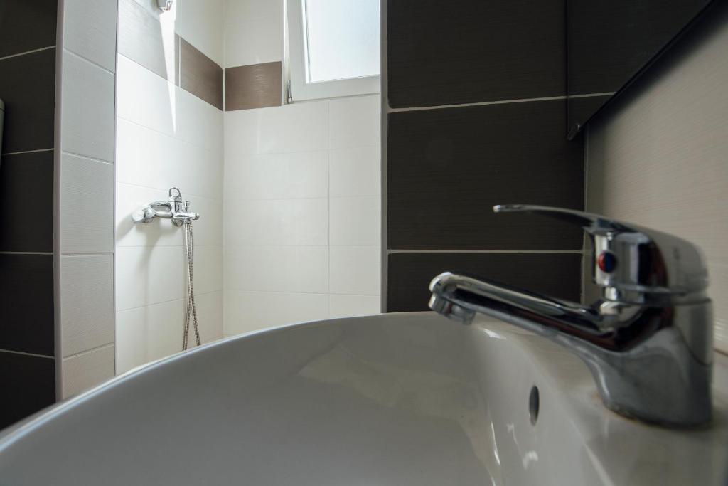 łazienka z umywalką i kranem w obiekcie Studio apartman sirena w mieście Zadar