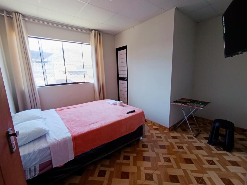 a small bedroom with a bed and a window at Hospedaje Live in Tingo María