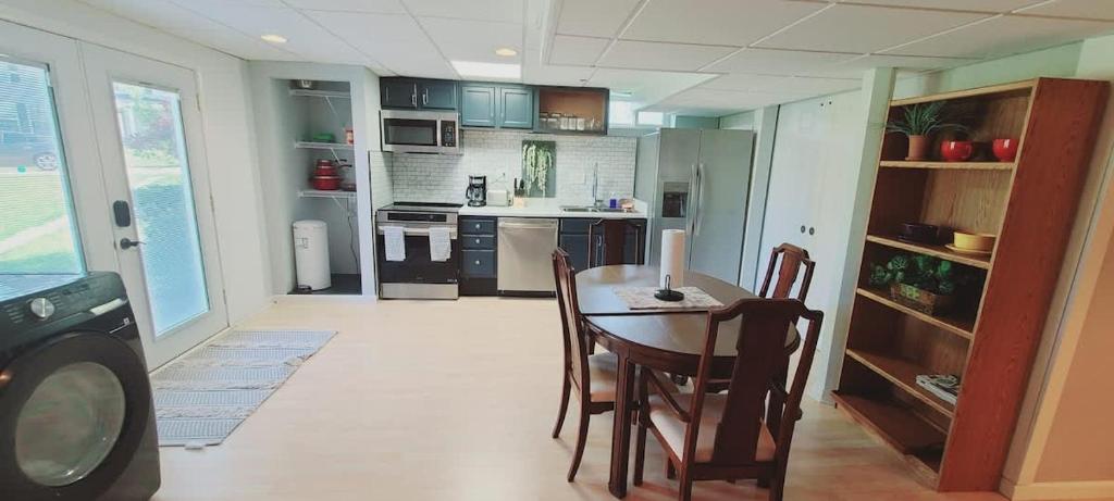 Η κουζίνα ή μικρή κουζίνα στο Private Family Walkout Basement - 2 queen beds & full bath