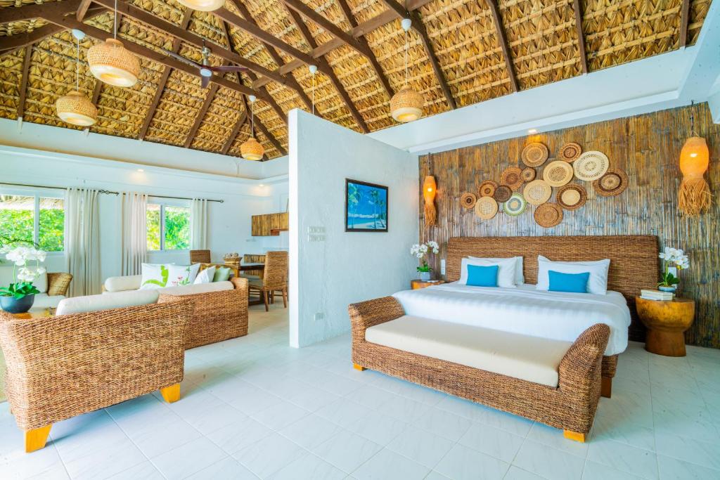 Postel nebo postele na pokoji v ubytování Pearl Bay Villas Private Resort