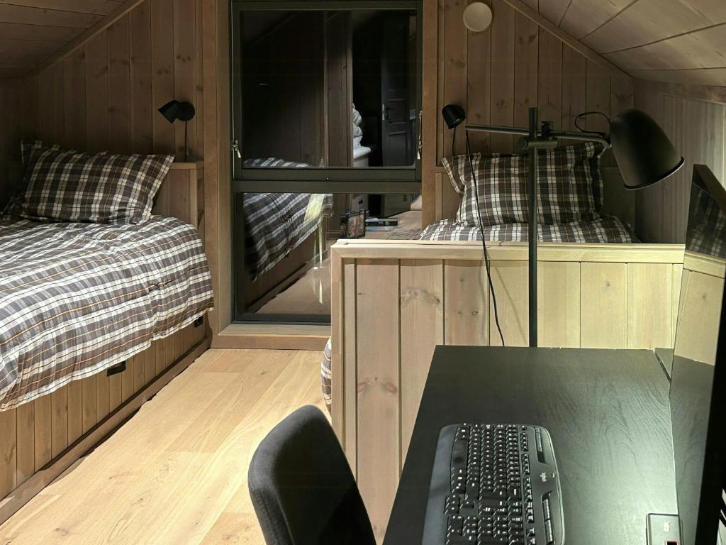 En eller flere senge i et værelse på Cabin With Panoramic Views In Turufjell