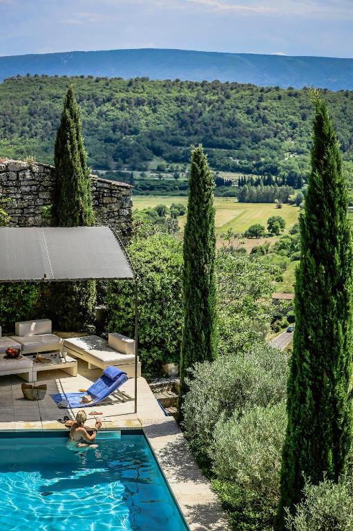 - une piscine dans une villa avec vue dans l'établissement Character House In The Heart Of Gordes, à Gordes