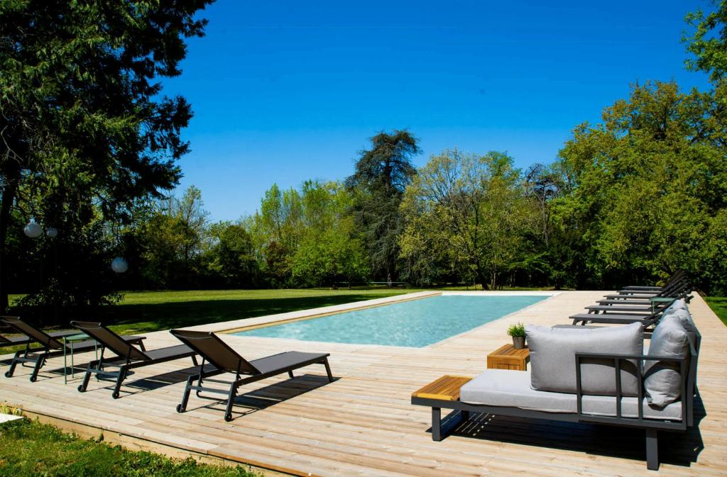 une terrasse avec des chaises longues et une piscine dans l'établissement Charming Villa With Pool Near Toulouse, à Flourens