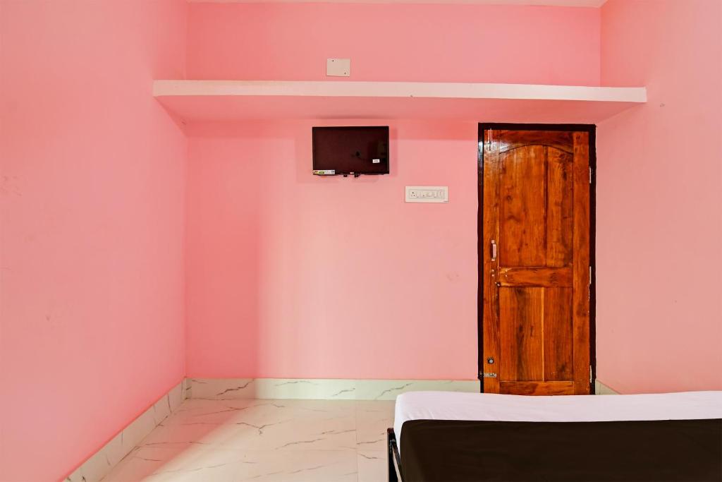 TV a/nebo společenská místnost v ubytování Hotel O MAA BHUASUNI RESIDENCY