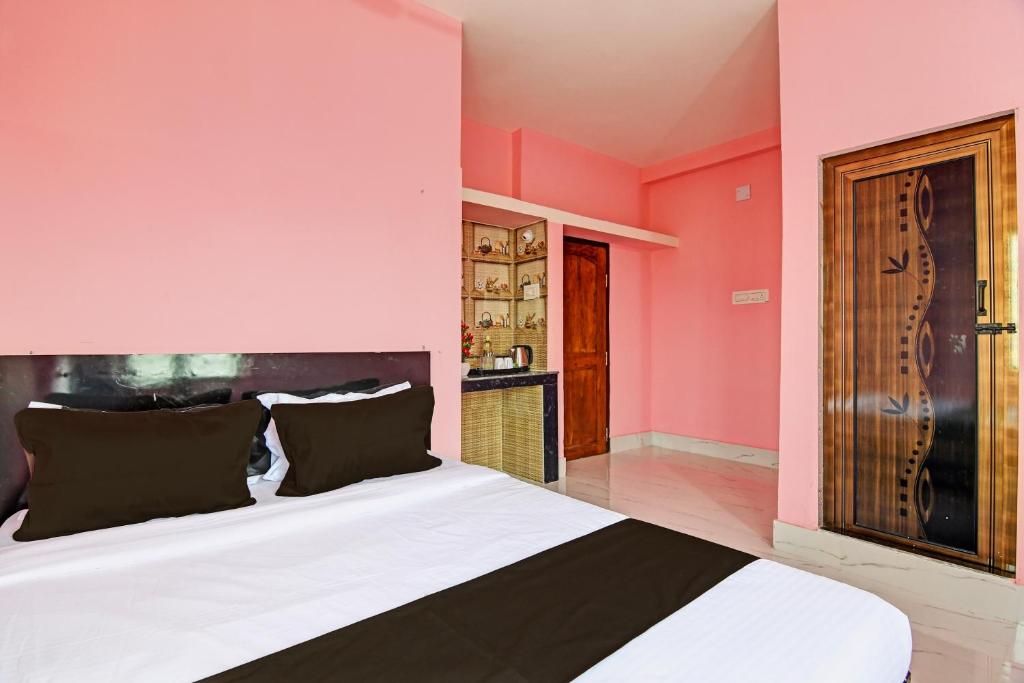 Postel nebo postele na pokoji v ubytování Hotel O MAA BHUASUNI RESIDENCY