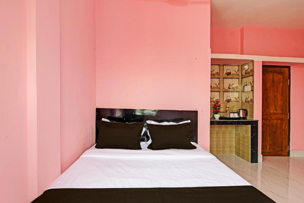 Postel nebo postele na pokoji v ubytování Hotel O MAA BHUASUNI RESIDENCY