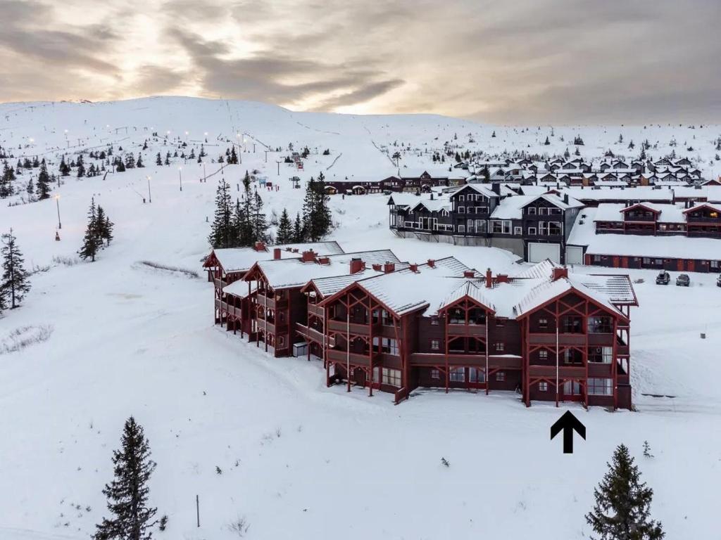 eine Luftansicht einer Lodge im Schnee in der Unterkunft Ski In Ski Out Apartment In Trysil in Trysil