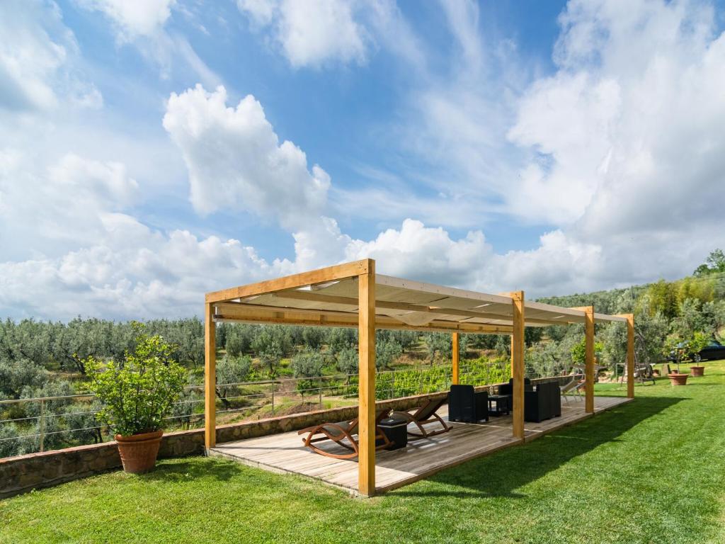 Vonkajšia záhrada v ubytovaní Beautiful Holiday Home in Vinci with Swimming Pool