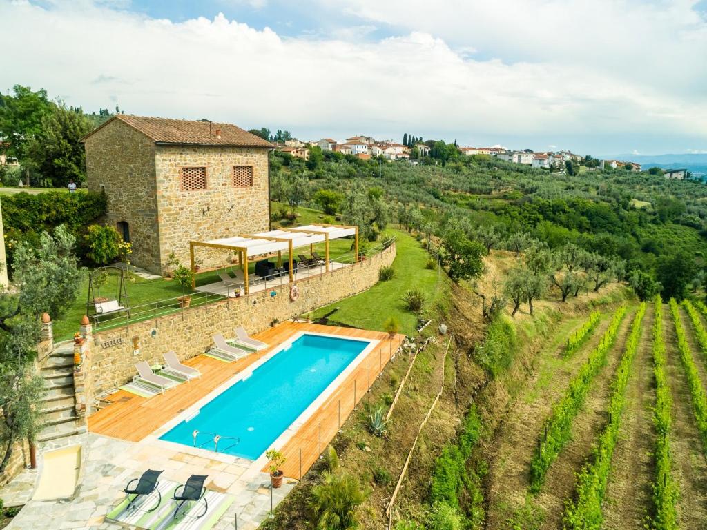 Bazén v ubytovaní Beautiful Holiday Home in Vinci with Swimming Pool alebo v jeho blízkosti