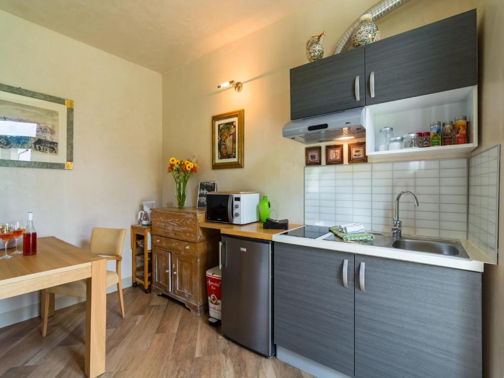 Kuchyňa alebo kuchynka v ubytovaní Beautiful Holiday Home in Vinci with Swimming Pool