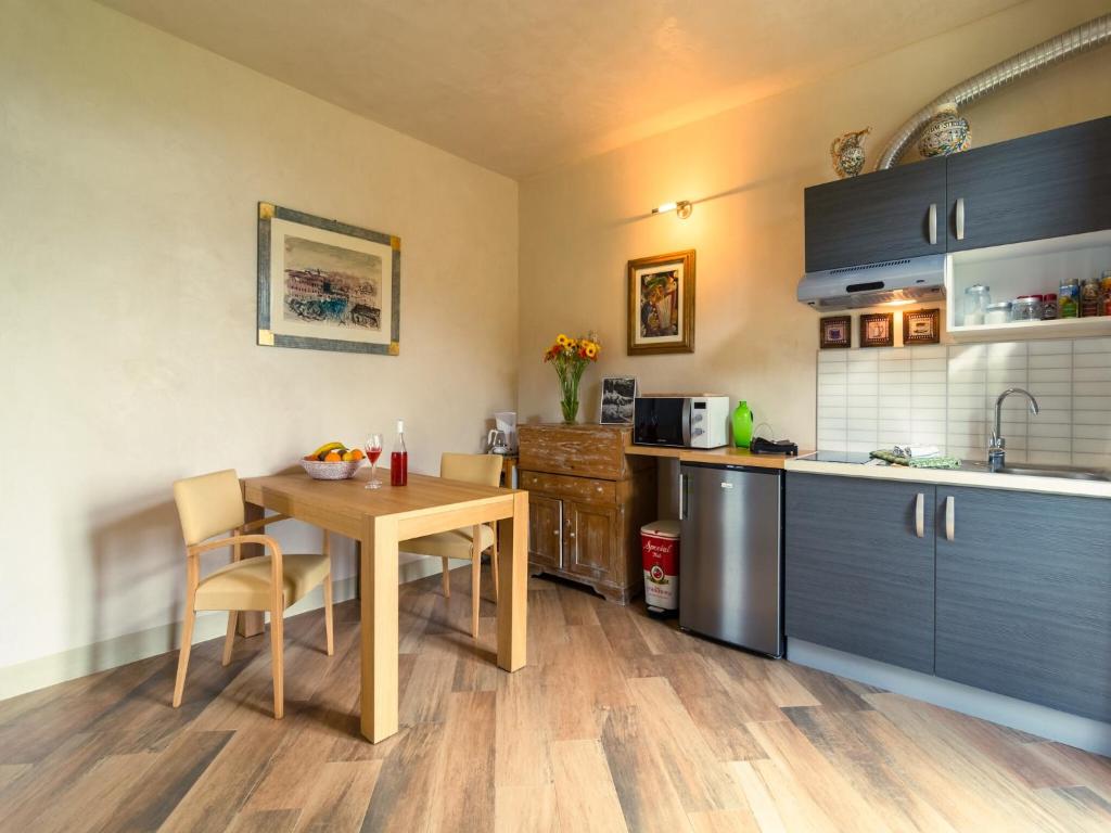 Kuchyňa alebo kuchynka v ubytovaní Beautiful Holiday Home in Vinci with Swimming Pool