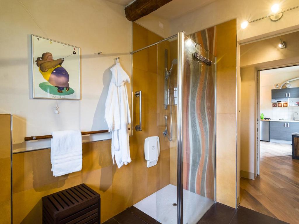 Kúpeľňa v ubytovaní Beautiful Holiday Home in Vinci with Swimming Pool