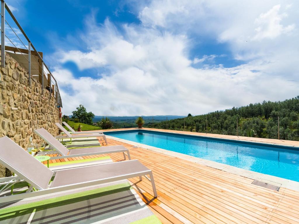 Bazén v ubytovaní Beautiful Holiday Home in Vinci with Swimming Pool alebo v jeho blízkosti