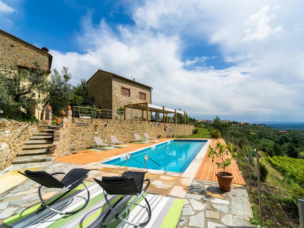 Bazén v ubytovaní Beautiful Holiday Home in Vinci with Swimming Pool alebo v jeho blízkosti